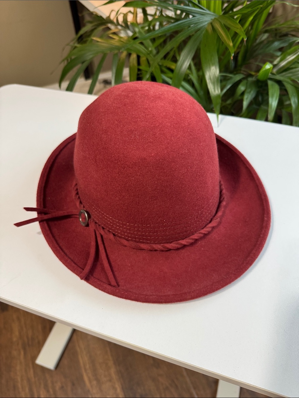 Women’s Red Burgundy 100% Wool Felt Cloche Hat Medium 7 1/4 58 CM